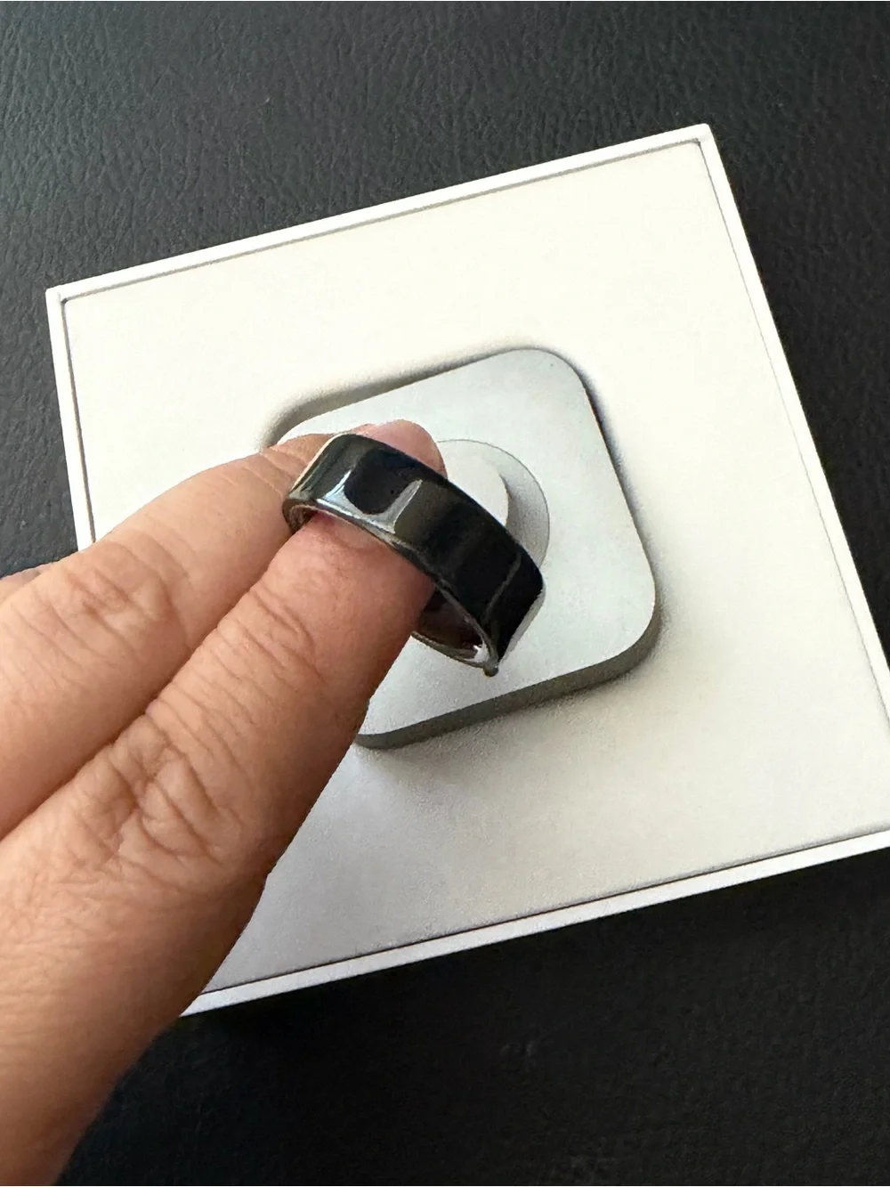Oura Ring 4 - Black and Silver Finish